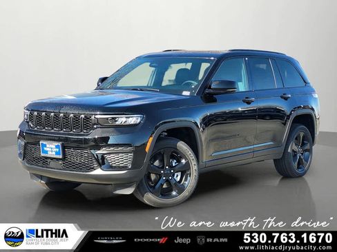 New 2025 Jeep Grand Cherokee Altitude image 1