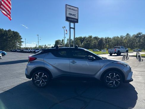 Used 2019 Toyota C-HR XLE FWD image 2