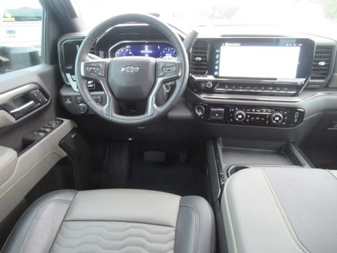 Used 2025 Chevrolet Silverado 2500 ZR2 w/ Technology Package AWD/4WD image 15