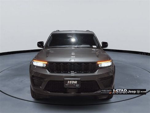 Used 2023 Jeep Grand Cherokee Altitude image 2