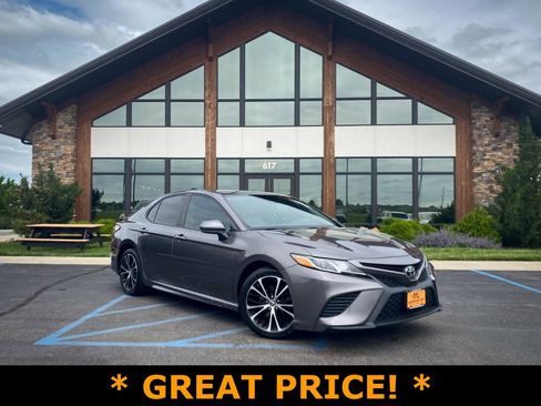 Used 2019 Toyota Camry SE w/ 4 Season Floor Mat Package FWD image 1