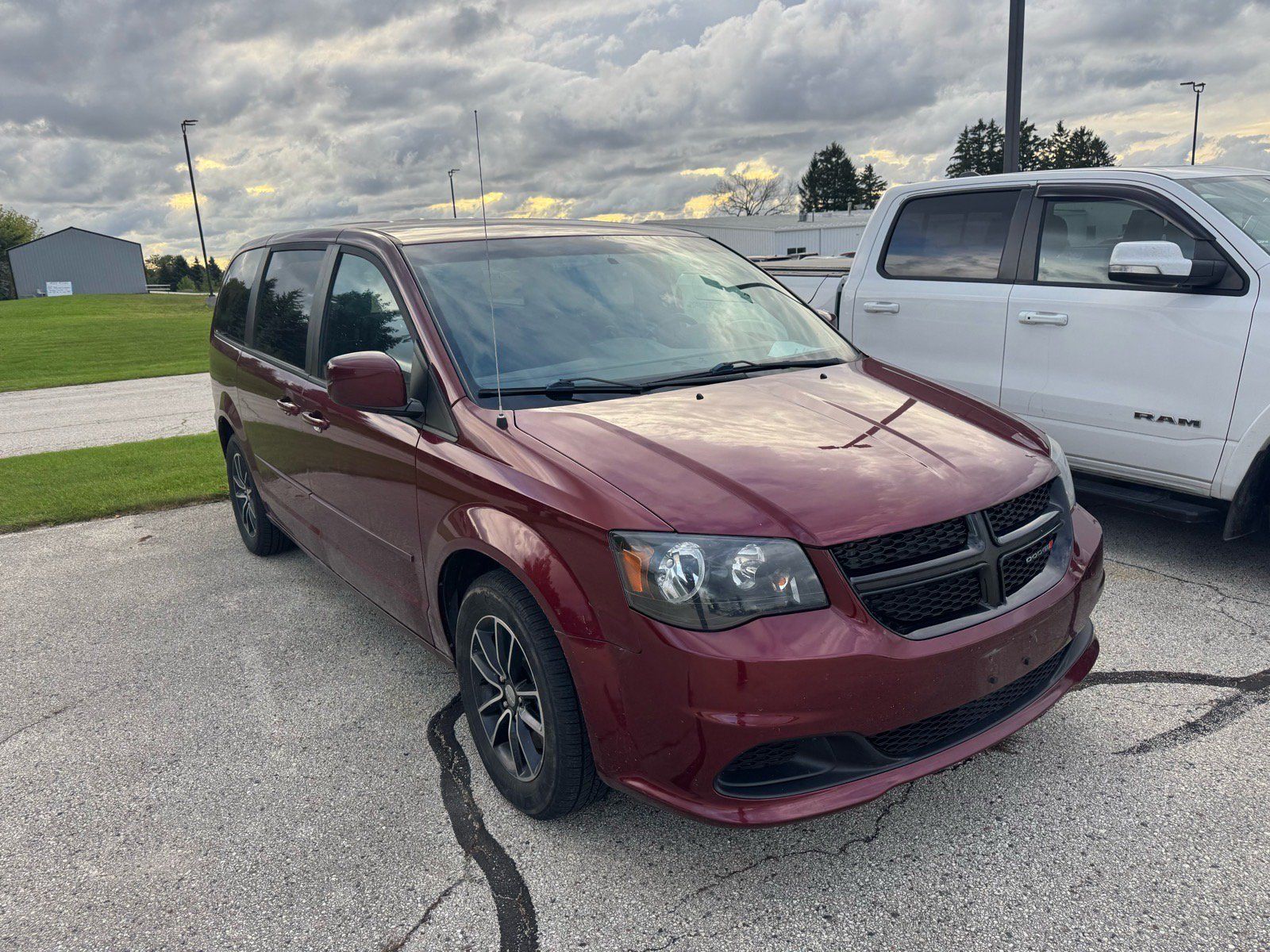 Used 2017 Dodge Grand Caravan SE FWD image 2