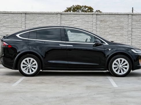 Used 2017 Tesla Model X 90D image 10