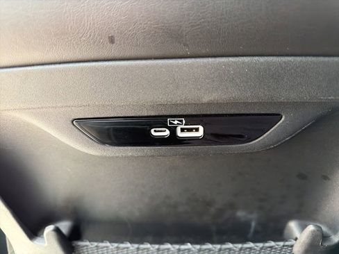 Used 2023 Chrysler Pacifica Touring-L FWD image 11