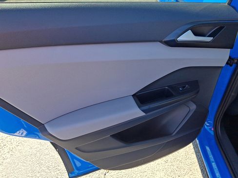 Used 2023 Volkswagen Taos SE w/ Panoramic Sunroof Package image 19