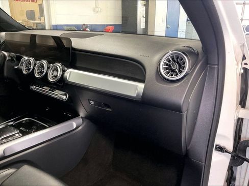 Used 2023 Mercedes-Benz GLB 250 4MATIC w/ Premium Package image 13