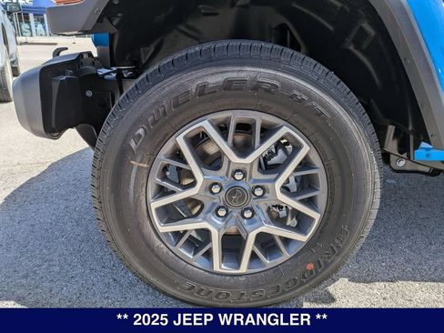 Used 2025 Jeep Wrangler Unlimited Sahara w/ Technology Group AWD/4WD image 30