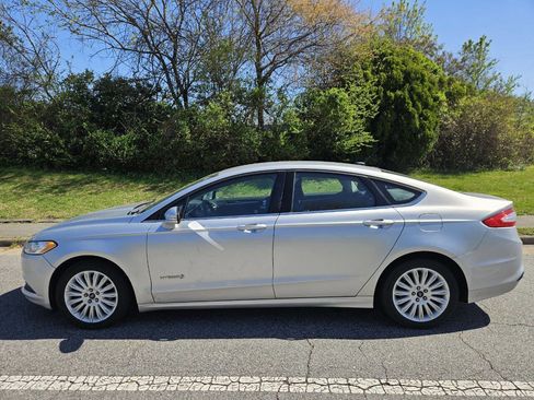Used 2016 Ford Fusion SE image 2
