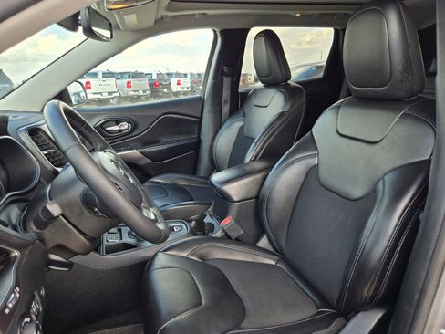 Certified 2019 Jeep Cherokee Latitude Plus w/ Comfort/Convenience Group image 9