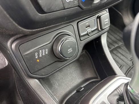 Used 2019 Jeep Renegade Limited w/ LED Lighting Group AWD/4WD image 25