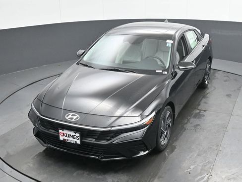New 2026 Hyundai Elantra Limited FWD image 35