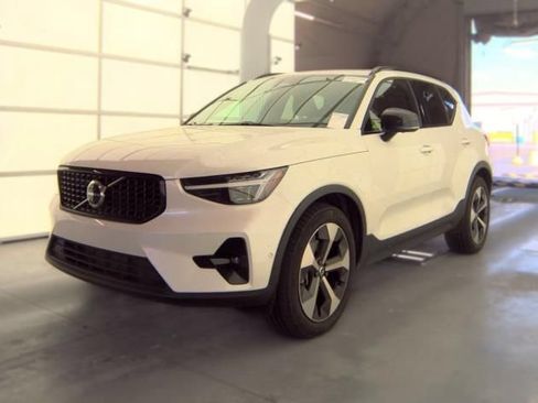 Used 2026 Volvo XC40 B5 Plus AWD/4WD image 3