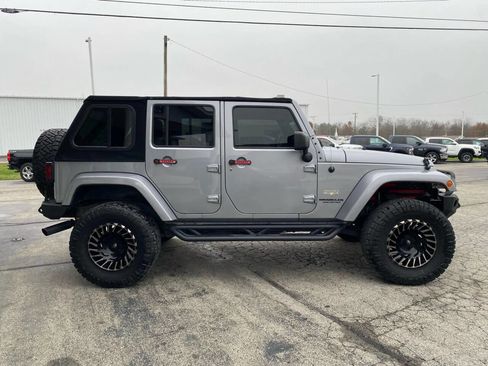 Used 2015 Jeep Wrangler Unlimited Sahara w/ Connectivity Group image 7
