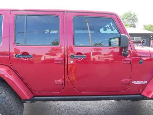 Used 2013 Jeep Wrangler Unlimited Rubicon w/ Dual Top Group AWD/4WD image 21