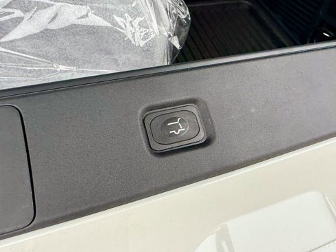 New 2025 Ford Expedition Active image 19