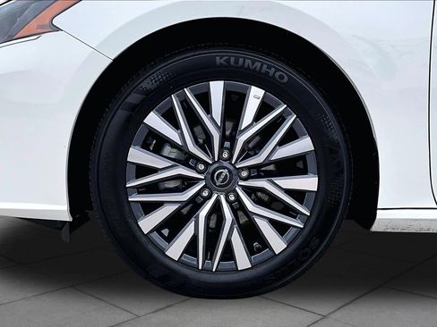 Used 2025 Nissan Altima 2.5 SV FWD image 11