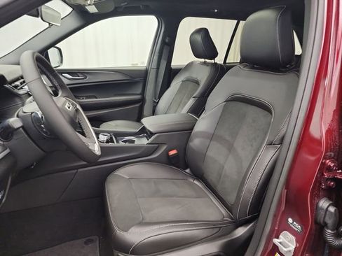 New 2025 Jeep Grand Cherokee Altitude image 14