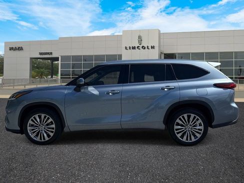 Used 2022 Toyota Highlander Platinum FWD image 6