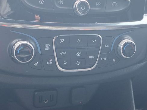 Used 2023 Chevrolet Traverse LT image 28