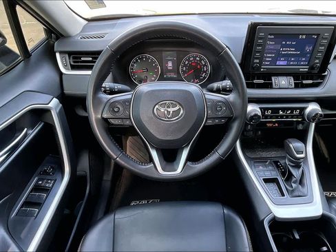 Used 2022 Toyota RAV4 XLE Premium image 6