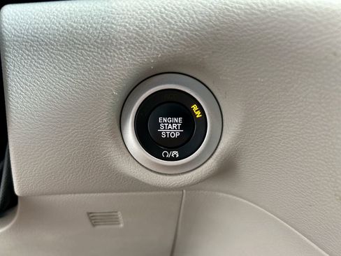Used 2023 Chrysler Pacifica Touring-L FWD image 32