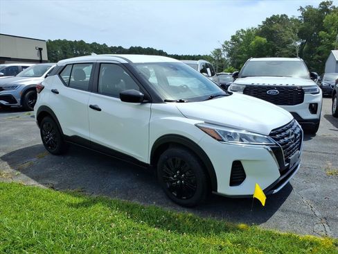 Used 2024 Nissan Kicks S FWD image 6