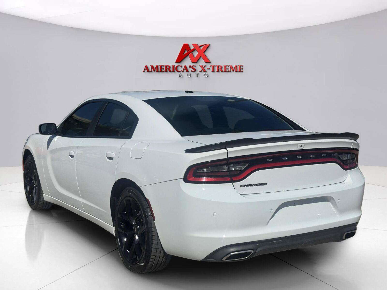 Used 2019 Dodge Charger SXT w/ Blacktop Package RWD image 4