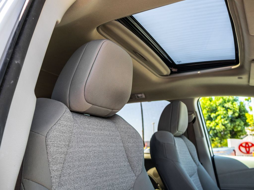 Used 2024 Toyota Sienna LE w/ LE Plus Package FWD image 17