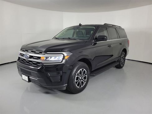 Used 2022 Ford Expedition XLT image 2