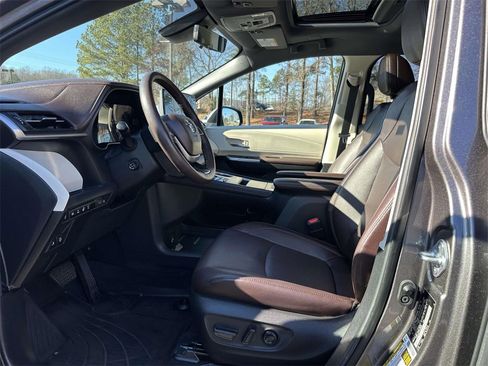 Certified 2023 Toyota Sienna Platinum image 17