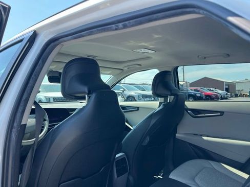 Used 2023 Kia Niro Wave w/ Wave Preserve Package FWD image 8