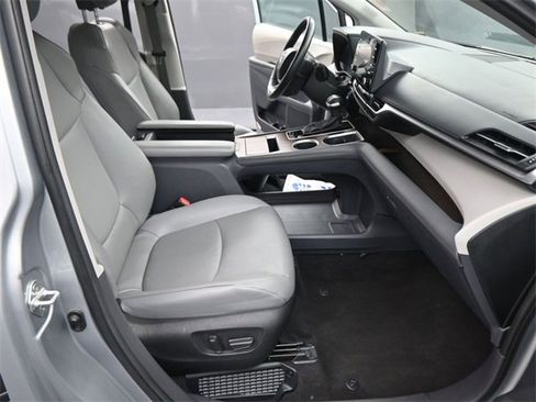 Used 2023 Toyota Sienna XLE image 35