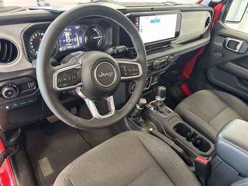 Used 2025 Jeep Wrangler Unlimited Sahara image 21