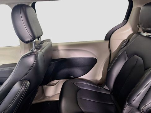 Used 2023 Chrysler Pacifica Touring-L FWD image 26