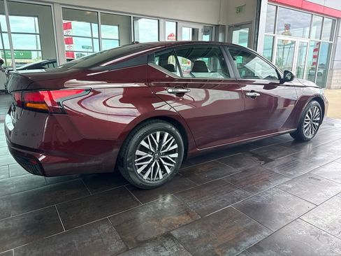 Used 2025 Nissan Altima 2.5 SV FWD image 9