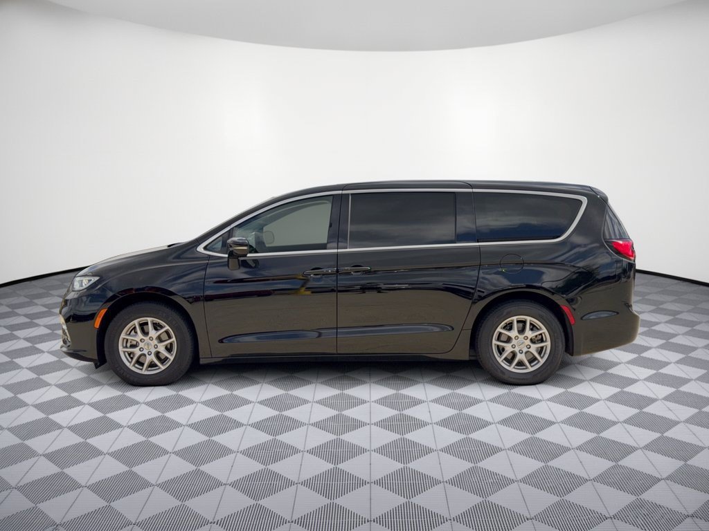 Used 2024 Chrysler Pacifica Touring-L FWD image 2