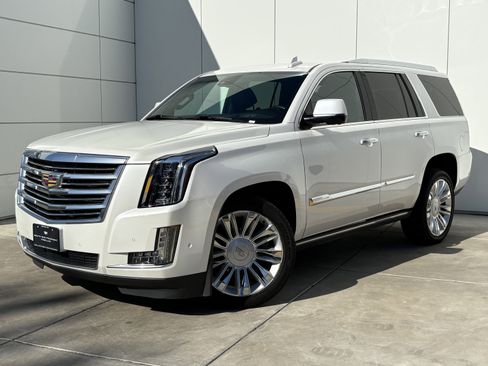 Used 2020 Cadillac Escalade Platinum image 2
