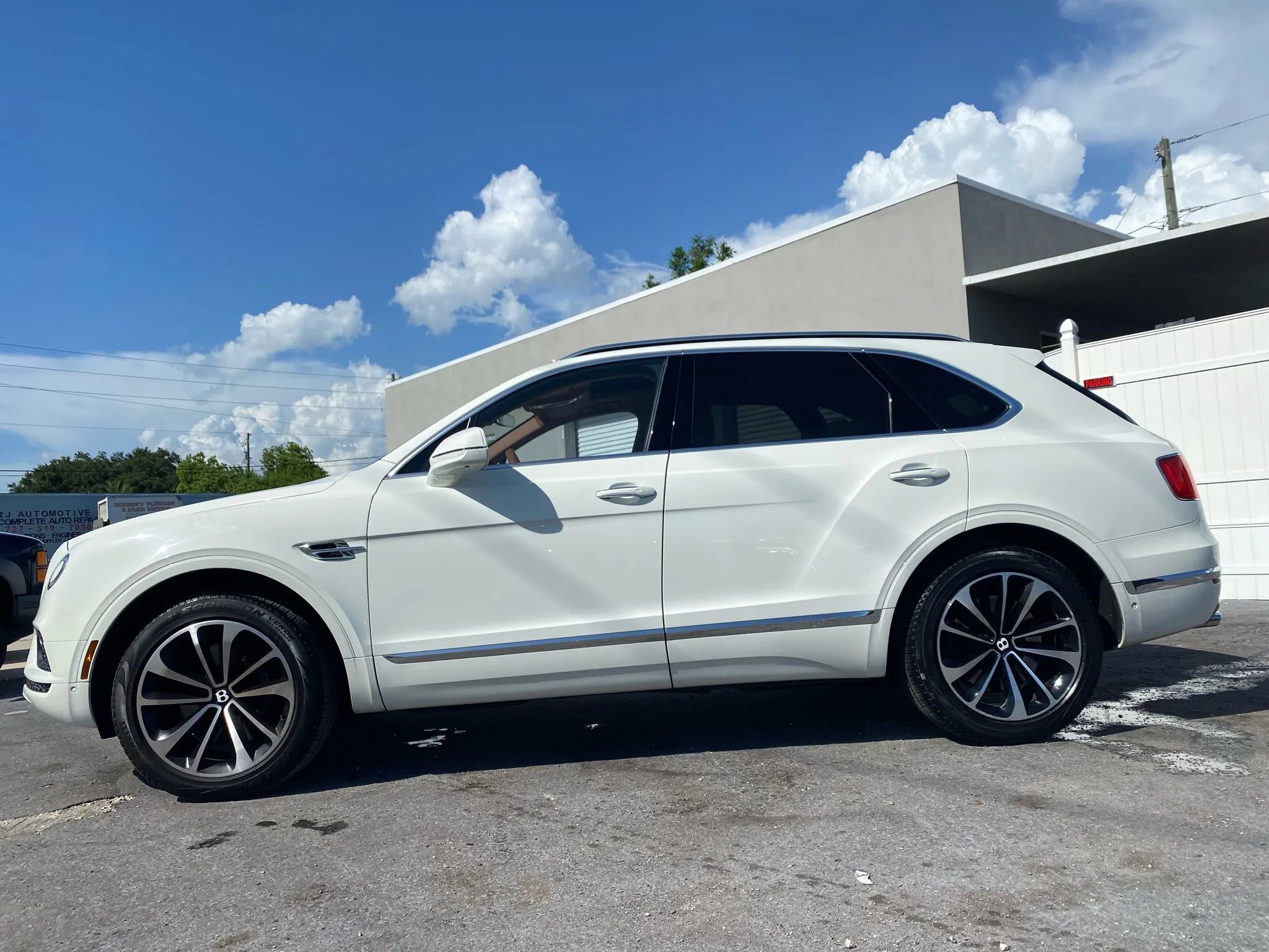 Used 2017 Bentley Bentayga AWD/4WD image 5