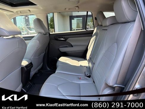 Used 2023 Toyota Highlander XLE AWD/4WD image 19