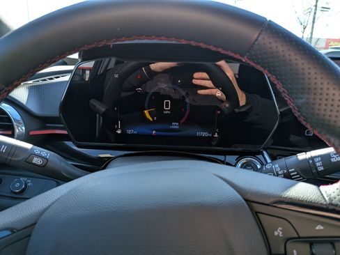 Used 2025 Chevrolet Trax RS w/ Driver Confidence Package image 16