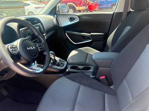 Used 2024 Kia Soul LX FWD image 3