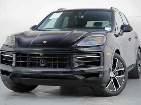 Used 2024 Porsche Cayenne w/ Premium Package image 3
