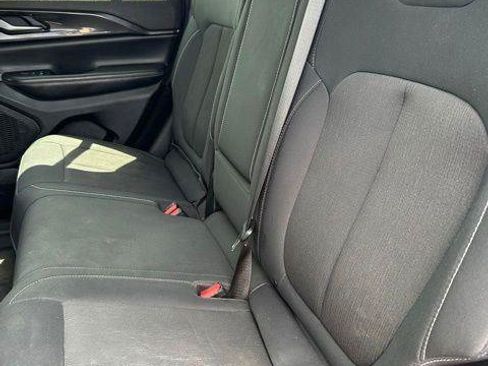 Used 2023 Jeep Grand Cherokee Laredo AWD/4WD image 15