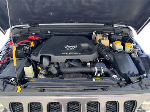 Used 2021 Jeep Wrangler Unlimited Sahara AWD/4WD image 9