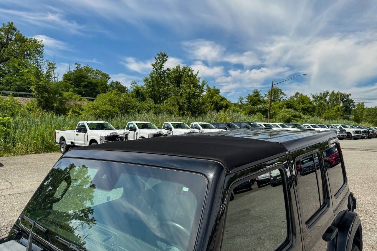 Used 2021 Jeep Wrangler Unlimited Sahara AWD/4WD image 24