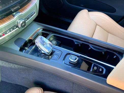 Used 2024 Volvo XC60 B5 Ultimate image 17