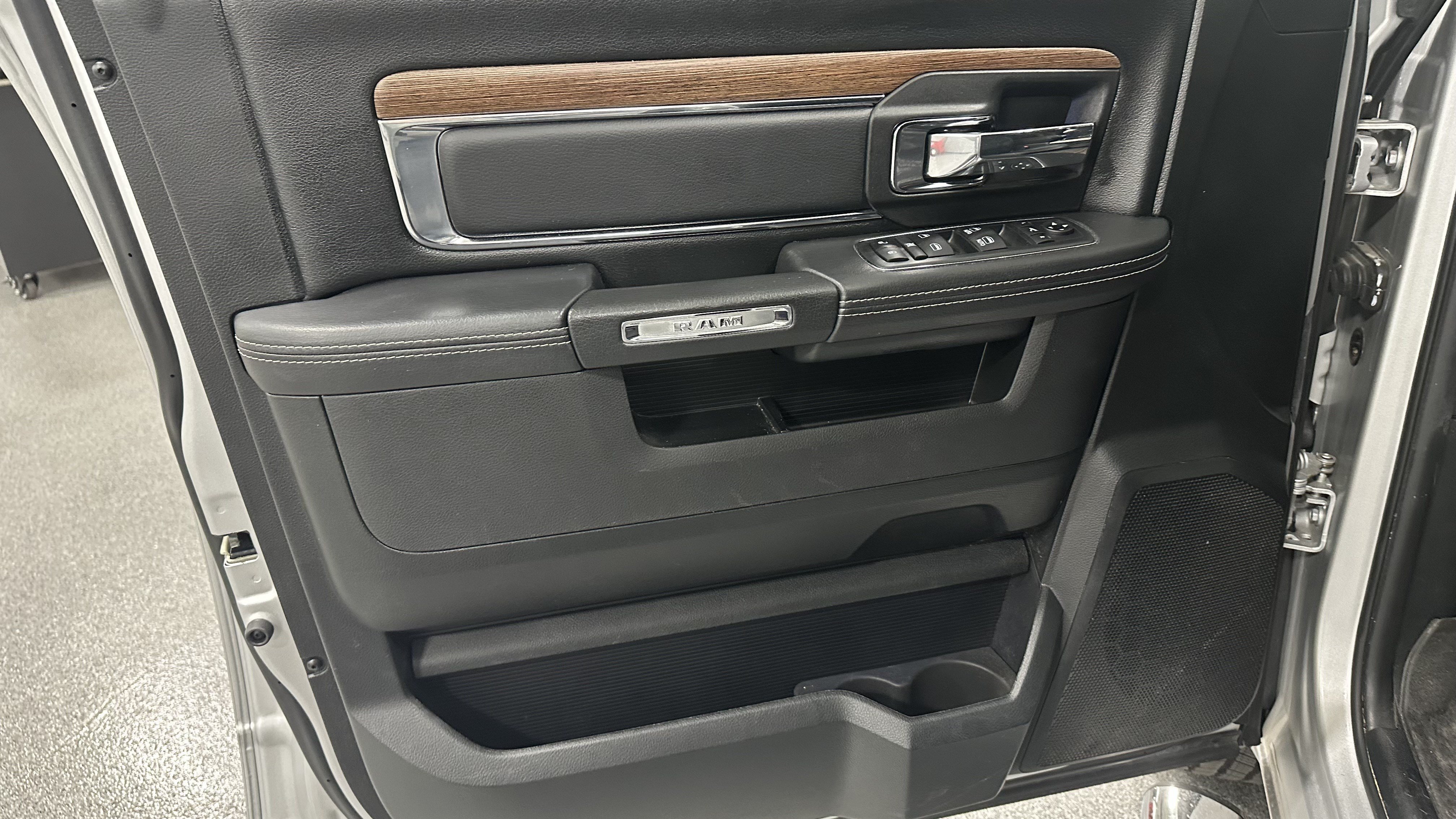 Used 2018 RAM 1500 Laramie w/ Convenience Group AWD/4WD image 16