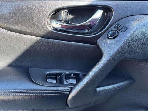 Used 2018 Nissan Rogue SV FWD image 19
