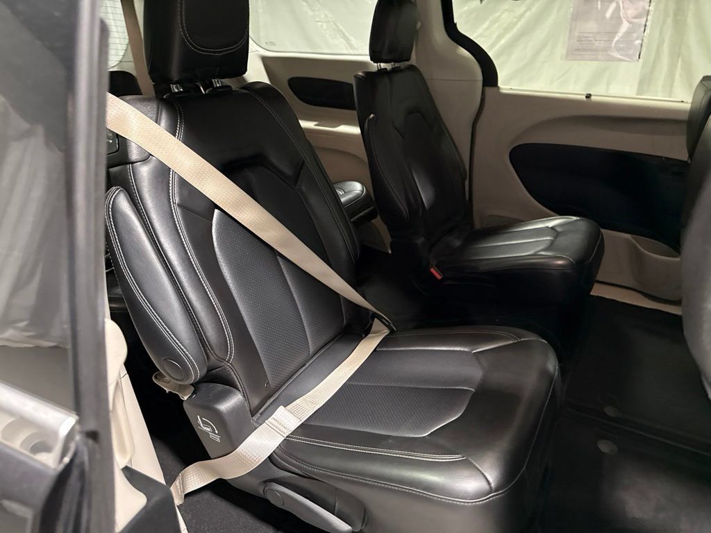 Used 2023 Chrysler Pacifica Touring-L FWD image 11
