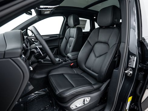 Certified 2026 Porsche Macan AWD/4WD image 5